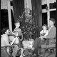 Kerst, zingen bij de kerstboom. Jaartal onbekend, waarschijnlijk jaren zestig.