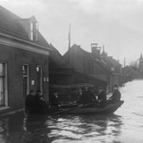 De Spoorstraat in Nijkerk tijdens de overstroming van 1916 (foto: Archief Stichting Oud Nijkerk).