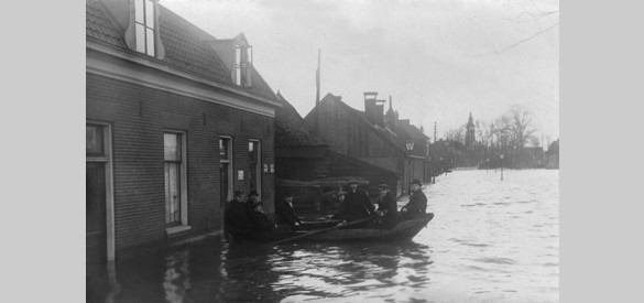 De Spoorstraat in Nijkerk tijdens de overstroming van 1916.