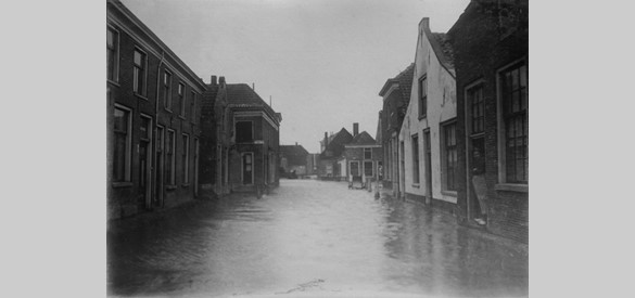 Tot hier staat het water in de Holkerstraat in 1916 (foto: Archief gemeente Nijkerk).
