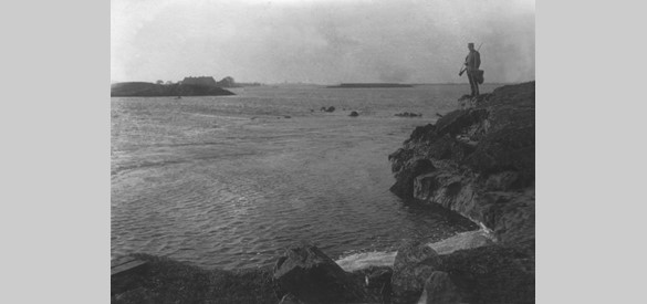 De twee doorbraken in de zeedijk bij Nekkeveld in 1916.