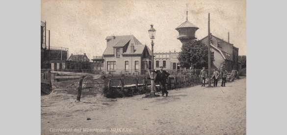 De Nijkerkse gasfabriek met watertoren omstreeks 1900.