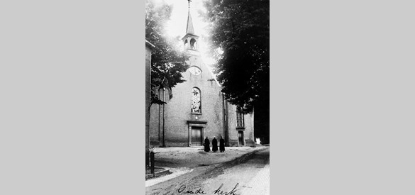 De oude Rooms-Katholieke kerk op de hoek van de Kloosterstraat en de Pannenstraat.