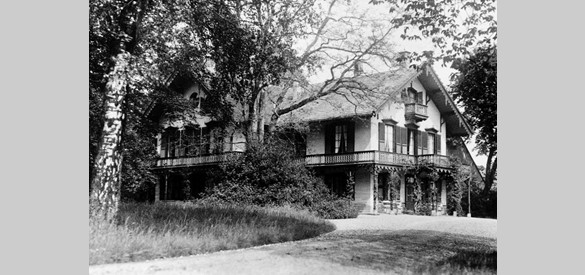 Villa ‘Den Heuvel’ aan de Wylerbaan van de adellijke familie De Pesters. De in 1875 gebouwde villa is in 1944 door oorlogsgeweld volledig verwoest.