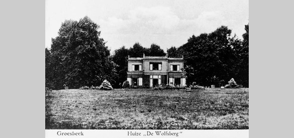 Landhuis ‘De Wolfsberg’ loopt in de Tweede Wereldoorlog zware schade op, maar blijft behouden.