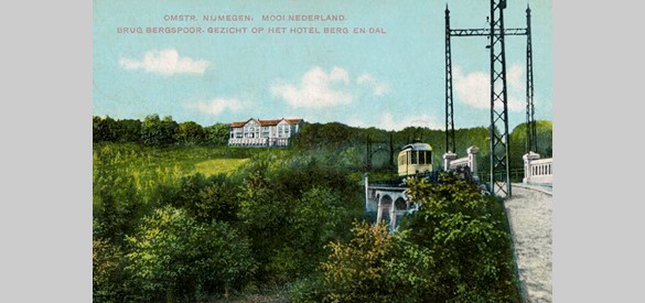 Het witte gebouw op de achtergrond (linksboven) is Hotel ‘Groot Berg en Dal’. Het hotel is afgebroken in 1971 om plaats te maken voor appartementen.