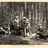 Ansichtkaart uit 1912 met bosbessenplukkers. Jong en oud zijn begin juli dagenlang in de bossen aan het plukken. © Collectie G.G. Driessen, CC-BY-NC