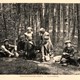 Ansichtkaart uit 1912 met bosbessenplukkers. Jong en oud zijn begin juli dagenlang in de bossen aan het plukken. © Collectie G.G. Driessen, CC-BY-NC