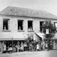 Gasten en personeel van Hotel Manders aan de Dorpsstraat in 1888. Het hotel brandt in 1907 af. Het wordt herbouwd en in 1944 door oorlogsgeweld verwoest. Nu is op deze plek het Dorpsplein. © Collectie G.G. Driessen, CC-BY-NC