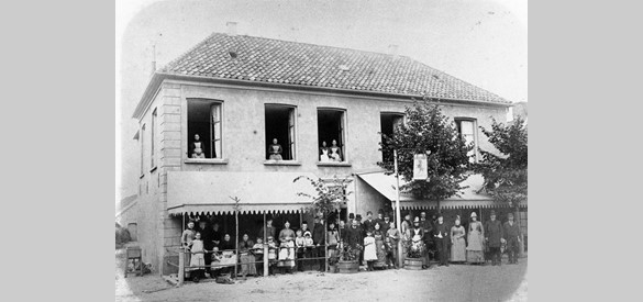 Gasten en personeel van Hotel Manders aan de Dorpsstraat in 1888. Het hotel brandt in 1907 af. Het wordt herbouwd en in 1944 door oorlogsgeweld verwoest. Nu is op deze plek het Dorpsplein.