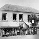 Gasten en personeel van Hotel Manders aan de Dorpsstraat in 1888. Het hotel brandt in 1907 af. Het wordt herbouwd en in 1944 door oorlogsgeweld verwoest. Nu is op deze plek het Dorpsplein. © Collectie G.G. Driessen, CC-BY-NC