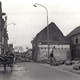 Werkzaamheden tijdens de verbreding van de Oosterstraat, 1961. De nieuwbouw is al zichtbaar achter de oude rij huizen. Begin 1962 zijn alle panden gesloopt en kan de nieuwe weg worden aangelegd (foto: Archief Stichting Oud Nijkerk). © Archief Museum Nijkerk