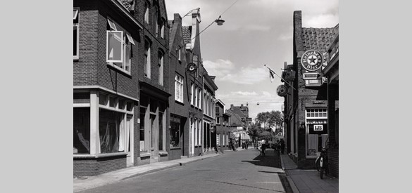 De smalle Oosterstraat in de zomer van 1955 (foto: Archief Stichting Oud Nijkerk).