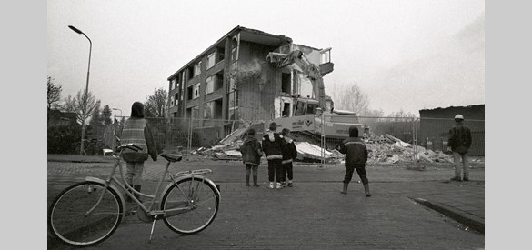 Afbraak van de flats aan de Schulpkamp in het najaar van 1998.