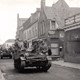 Canadese bevrijders rijden de Oosterstraat binnen. © Cecile Schueler (Archief Museum Nijkerk)