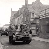 Canadese bevrijders rijden de Oosterstraat binnen (foto: Archief Stichting Oud Nijkerk).
