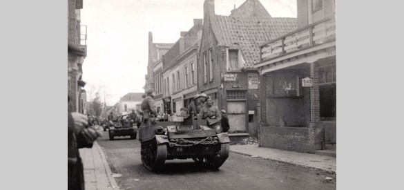 Canadese bevrijders rijden de Oosterstraat binnen (foto: Archief Stichting Oud Nijkerk).