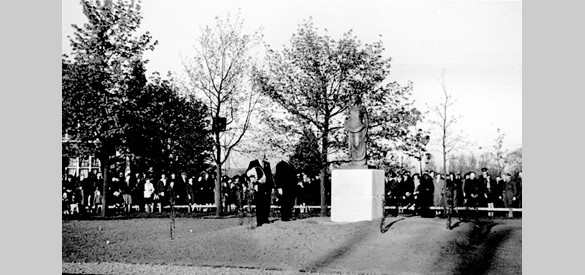 Onthulling van het oorlogsmonument in het Van Reenenpark in 1948 (foto: Archief Stichting Oud Nijkerk).