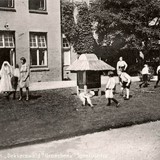 Speeluurtje voor kinderen met een longziekte in sanatorium Dekkerswald. © Collectie G.G. Driessen, CC-BY-NC