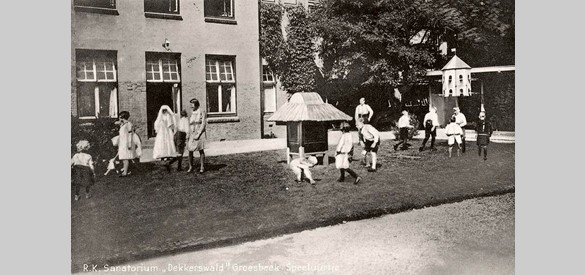 Speeluurtje voor kinderen met een longziekte in sanatorium Dekkerswald.