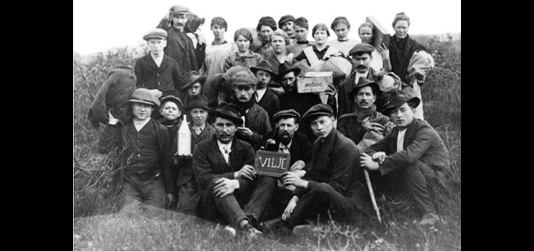 Smokkelaarsgroep uit de buurtschap ‘t Vilje’ omstreeks 1917.