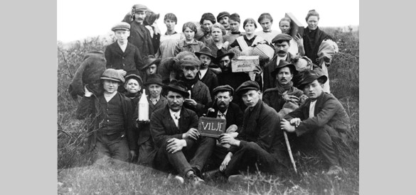 Smokkelaarsgroep uit de buurtschap ‘t Vilje’ omstreeks 1917.