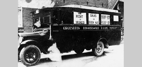 Rond 1930 wil de stad Nijmegen nog meer grond van de gemeente Groesbeek annexeren. Felle protesten zijn het gevolg. De autobus is met leuzen beplakt.