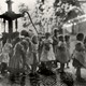 De schooljeugd lest de dorst bij de dorpspomp aan de Dorpsstraat in 1925. De pomp staat daar sinds 1862. De straatnaam ‘Pompweg’ herinnert aan de plek waar de dorpspomp heeft gestaan. © Collectie G.G. Driessen, CC-BY-NC