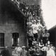 Personeel van schoenfabriek ‘De Ooievaar’ aan de Kerkstraat poseert op de trap van de fabriek in 1925. Onder de arbeiders zijn kinderen die net van de lagere school komen. © Collectie G.G. Driessen, CC-BY-NC