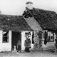 In de crisisjaren heerst er veel armoede. Slechte huizen en hongerige kinderen zie je in veel buurten. De foto is gemaakt in 1933 in de Dukenburg (Breedeweg). © Collectie G.G. Driessen, CC-BY-NC