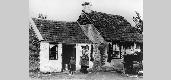 In de crisisjaren heerst er veel armoede. Slechte huizen en hongerige kinderen zie je in veel buurten. De foto is gemaakt in 1933 in de Dukenburg (Breedeweg).
