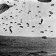 Landing van Amerikaanse parachutisten ter hoogte van de Wylerbaan, de Kamp en de Derdebaan. © Collectie G.G. Driessen, CC-BY-NC
