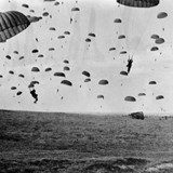 Landing van Amerikaanse parachutisten ter hoogte van de Wylerbaan, de Kamp en de Derdebaan. © Collectie G.G. Driessen, CC-BY-NC