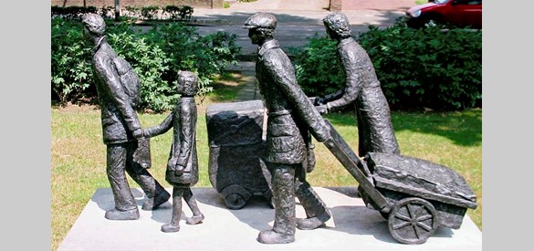 Het monument aan de Mooksebaan is een herinnering aan de evacuatie van Groesbeek in 1944 - 1945. Het monument is gemaakt door Greet Norp-Nieuwhof.
