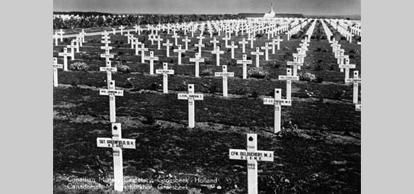 De Canadese Erebegraafplaats in 1947, kort na de opening.  De ijzeren kruizen zijn na 1956 vervangen door grafstenen.