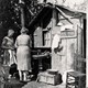 Noodwoning in 1945 aan het begin van de ‘Grafwegenschestraat’. Later is de straatnaam ingekort tot Grafwegen. © Collectie G.G. Driessen, CC-BY-NC