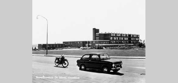Bejaardenhuis ‘De Meent’ in 1968. In 1996 is het gesloopt voor de bouw van het huidige woonzorgcentrum.