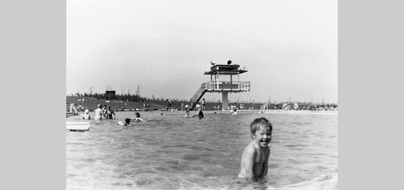 Openluchtzwembad ‘De Lubert’ in de warme zomer van 1971.