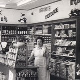 De kruidenierswinkel van de familie H. Nillesen aan de Burgemeester Ottenhoffstraat in 1957. © Fam. A. Peters-Nillesen.