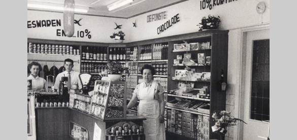 De kruidenierswinkel van de familie H. Nillesen aan de Burgemeester Ottenhoffstraat in 1957.