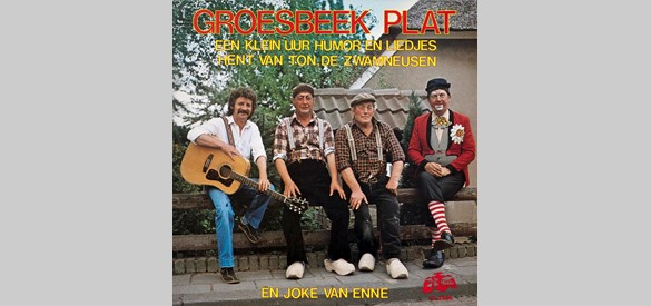 De hoes van de langspeelplaat ‘Groesbeeks Plat’ uit 1982. De voordrachtkunstenaars zijn H. Gerrits (Hent van Ton), J. Eikhout (Jan van Sûr) en W. Sillessen (Wim ’t Olliepitje). De gitarist is J. Jacobs (Joke van Enne). Tussen de haakjes staan hun bijnamen