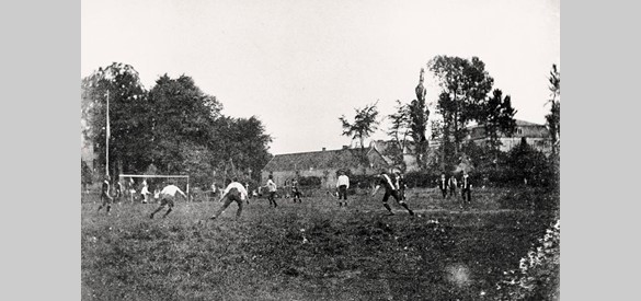 De eerste foto van een voetbalwedstrijd in Groesbeek in 1912.