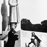 Onthulling Lorentzmonument, 1931 © Gelders Archief, 1501-04 - 13852, PD