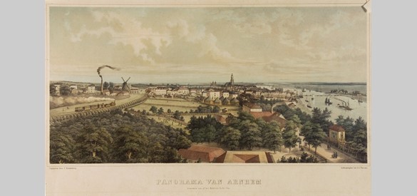 Panorama van Arnhem vanuit het westen, met treinen