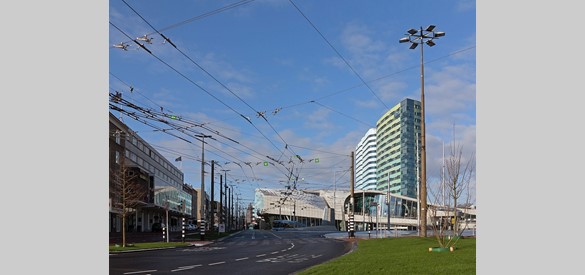 Stations Arnhem Centraal met Park- en Rijntoren, 2016