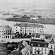 Markt met op de voorgrond Hotel Des Pays Bas en Sabelspoort © Gelders Archief, 1501-04 - 8099, PD