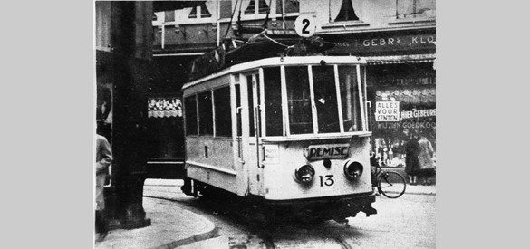 Tram in de Bakkerstraat, 1935. Op de achtergrond de winkelreclame ’Alles voor centen’.