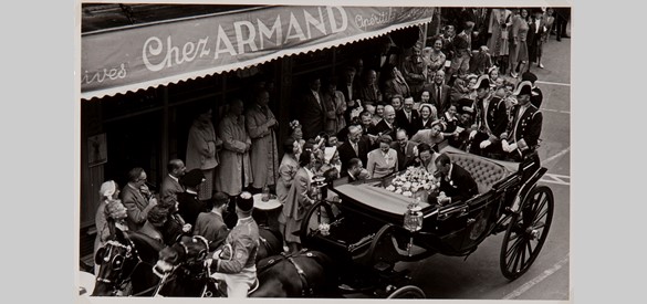 Koningin Juliana krijgt in 1950 een geschenk aangeboden van de manifestatie 'Parijs in Arnhem'