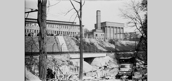 KEMA, 1958. Zicht op de gebouwen en het spoor