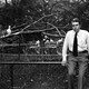 Antoon van Hoof bij de pelikanen in Burgers' Zoo, 1977 © Gelders Archief, 1544 - 1177-0001, Gerth van Roden, CC BY-NC-ND